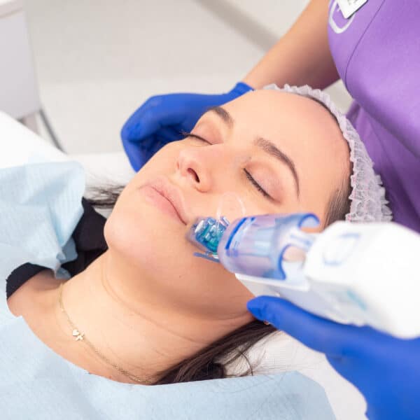 Ședință de tratament facial cu Celule Stem pentru anti-aging, anti-riduri, anti-pete pigmentare, anti-cearcăne și anti-roșeață - imagine 12