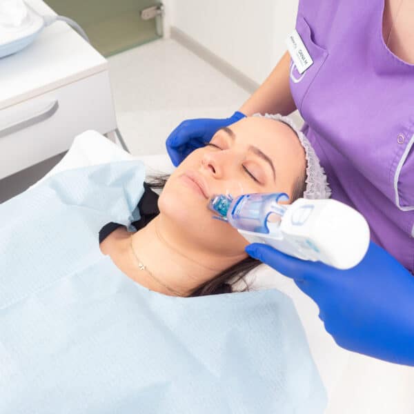 Ședință de tratament facial cu Celule Stem pentru anti-aging, anti-riduri, anti-pete pigmentare, anti-cearcăne și anti-roșeață - imagine 9